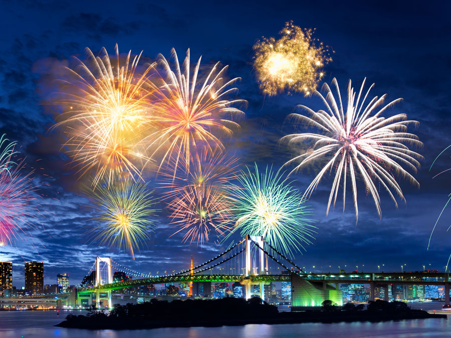 Feuerwerk und Rainbow Bridge, Tokyo