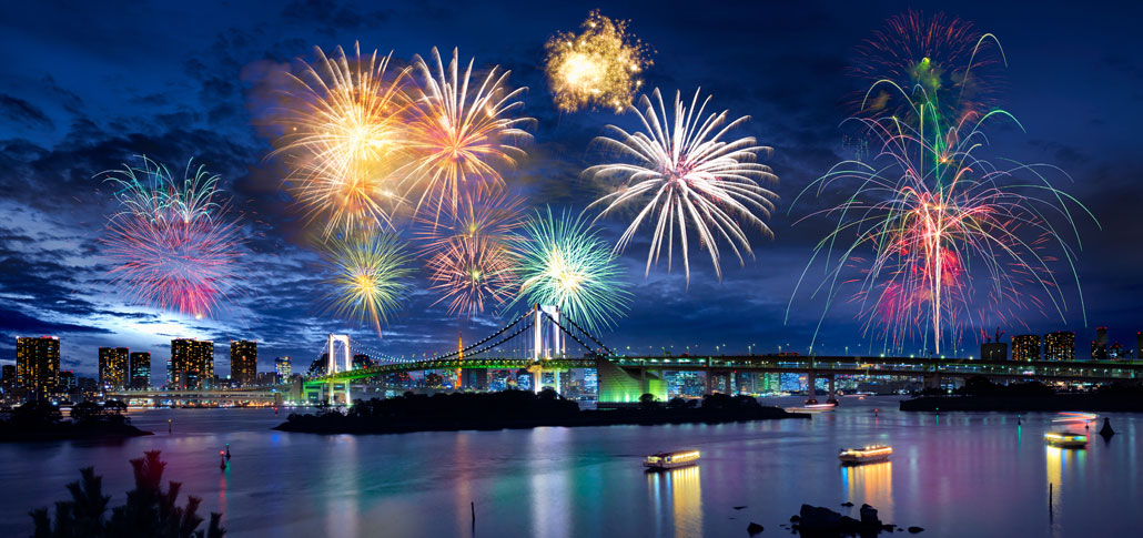 Feuerwerk über Tokyo mit Rainbow Bridge